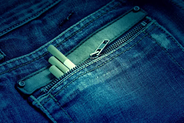 Snuff em jeans — Fotografia de Stock