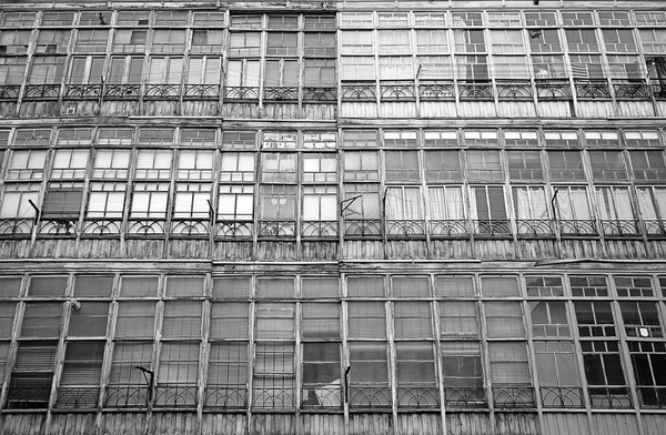 Fachada con ventanas viejas — Foto de Stock