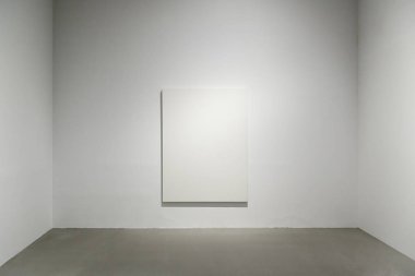 Boş tuval üzerine bir duvar