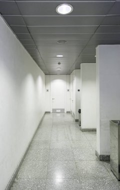 Modern bir binada beyaz koridor