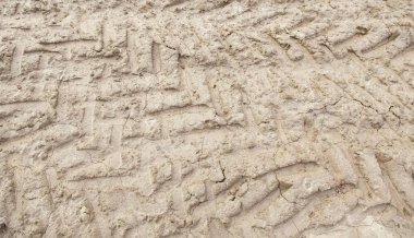 Tekerlekler çamur izleri