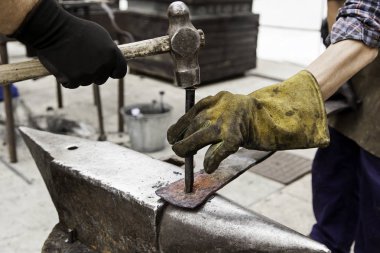 Demirhane kırmızı sıcak demir