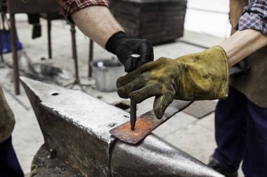 Demirhane kırmızı sıcak demir