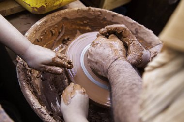 Kil ile çalışan kişi