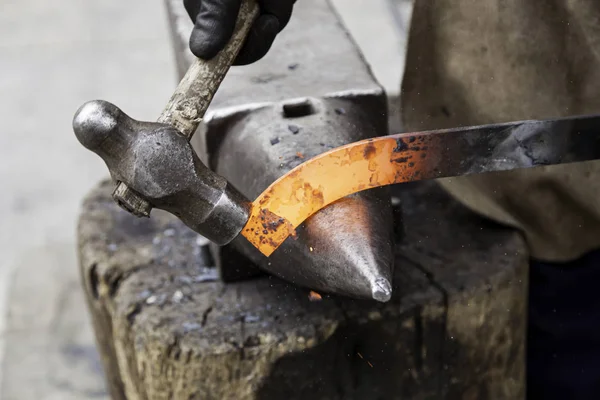 Fer rouge chaud dans une forge — Photo