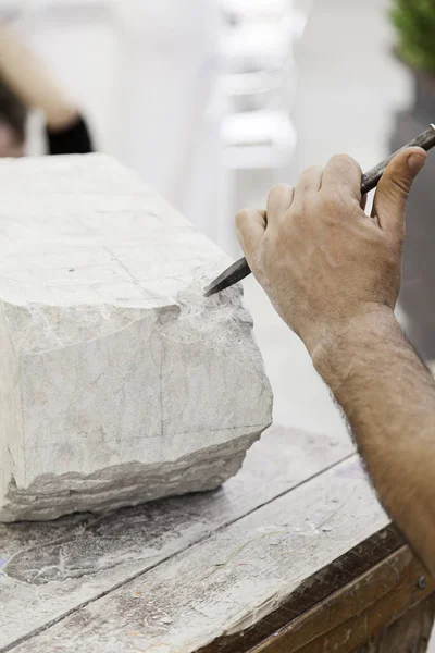 Carving stone, craftsman — Stock Photo, Image