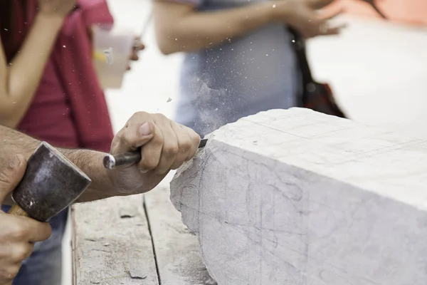 Pedra de escultura, artesão — Fotografia de Stock