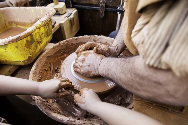 Persona que trabaja con arcilla — Foto de Stock