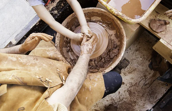 粘土で働いている人 — ストック写真