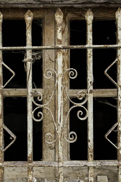 Metalen rooster, oude venster — Stockfoto