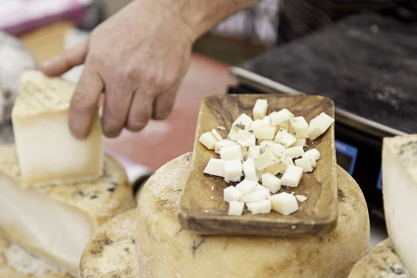 Queso artesanal en un mercado — Foto de Stock