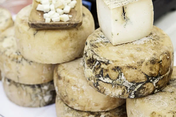 Queso artesanal en un mercado — Foto de Stock