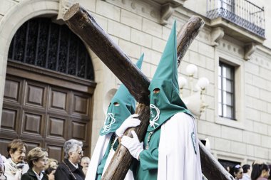 Logroño, La Rioja, İspanya - 15 Nisan: Kutsal hafta, insanların tipik kostümleri ile dini gelenek alayı üzerinde 15 Nisan 2017 Logroño, La Rioja, İspanya