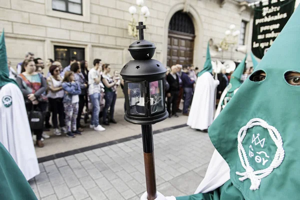 LOGRONO, LA RIOJA, ESPAÑA - 15 DE ABRIL: Semana Santa, procesión de tradición religiosa con gente en trajes típicos, el 15 de abril de 2017 en Logrono, La Rioja, España — Foto de Stock