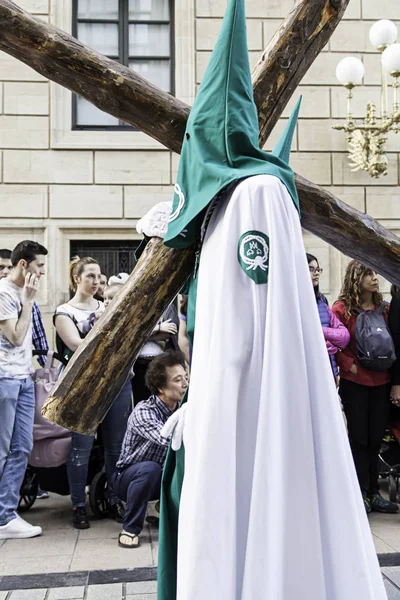 Logroño, La Rioja, Spanje - 15 April: Heilige Week, processie van de religieuze traditie met mensen in typische kostuums, op 15 April 2017 in Logroño, La Rioja, Spanje — Stockfoto