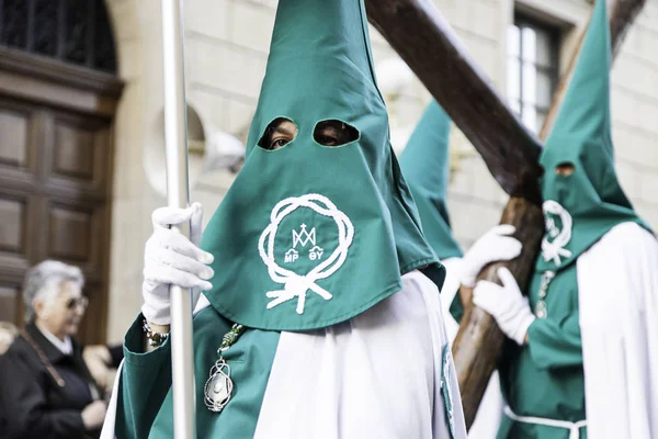 Logroño, La Rioja, Spanje - 15 April: Heilige Week, processie van de religieuze traditie met mensen in typische kostuums, op 15 April 2017 in Logroño, La Rioja, Spanje — Stockfoto