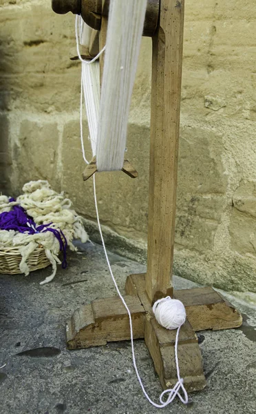 Old spinning wheel to work with wool — Stock Photo, Image