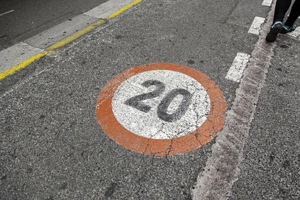 Panneau de limitation de vitesse sur asphalte — Photo