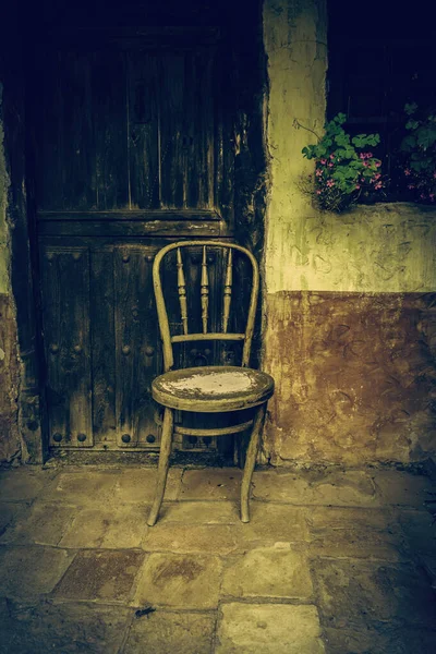 Vieille chaise en bois abandonnée — Photo