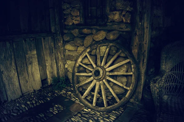 오래 된 나무 마차 바퀴 — 스톡 사진