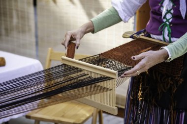 Tahta bir çarkla dönüyor.