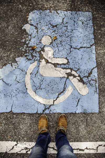 Gehandicapt bord op het asfalt — Stockfoto
