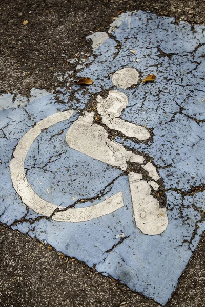 Disabled sign on the asphalt — Stock Photo, Image