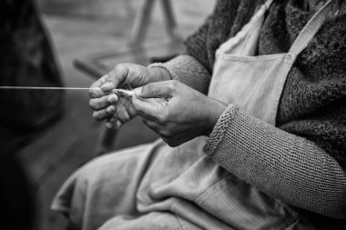 Tahta bir çarkla dönüyor.