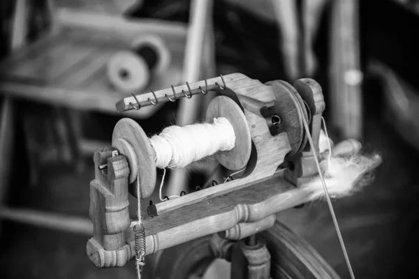 Girando con una rueda giratoria de madera — Foto de Stock