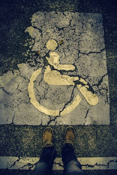 Señal de inhabilitación en el asfalto —  Fotos de Stock
