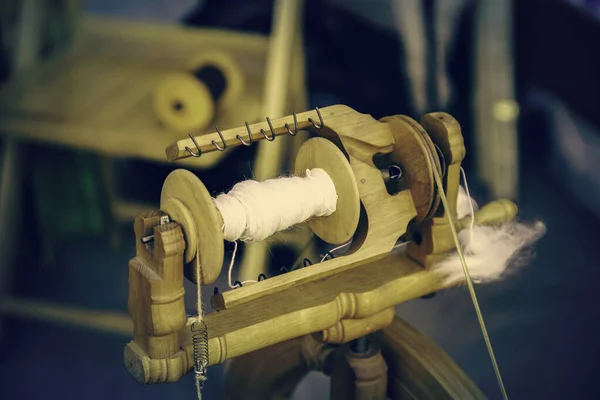 Spinning with a wooden spinning wheel — Stock Photo, Image