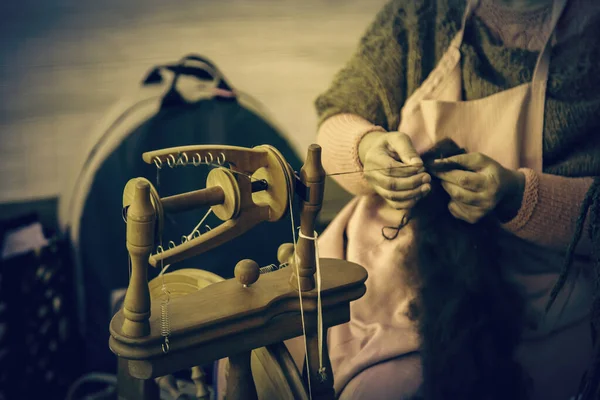 Spinning with a wooden spinning wheel — Stock Photo, Image