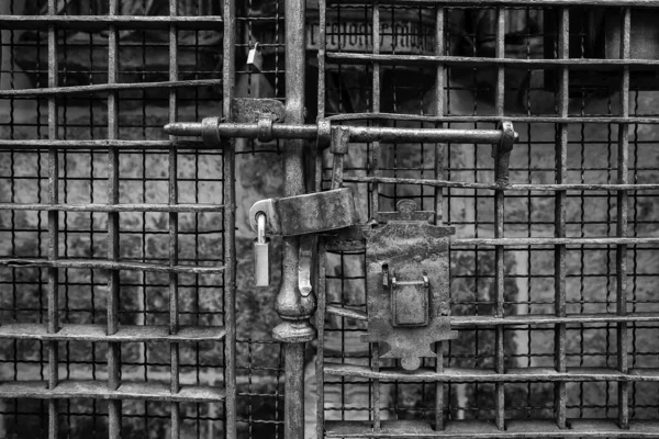 Oude metalen poort met slot — Stockfoto