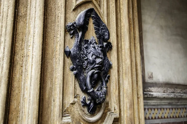 中世の木製のドア 装飾と保護の詳細 木製の芸術 — ストック写真