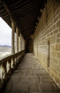 Antik şatonun içi, eski ortaçağ binasının detayları.