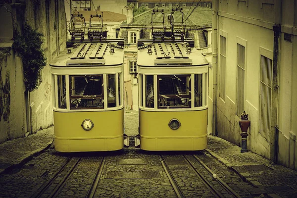 リスボンの旧市街の詳細の古い路面電車輸送 古代の芸術都市の観光 — ストック写真