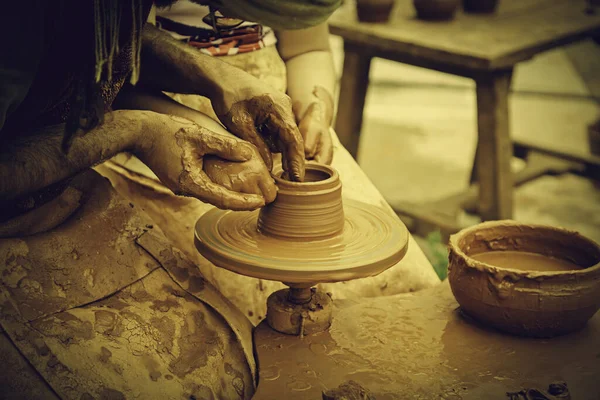 Ręce Pottera Szczegóły Rzemieślnika Kształtowanie Błota Hiszpański Tradycyjnej Sztuki — Zdjęcie stockowe