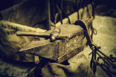 Demirhanede karbon yangını, demirli bir atölyenin ayrıntıları.