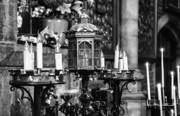 教堂里的蜡蜡烛 信仰和信心 — 图库照片