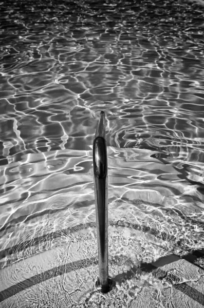 Zábradlí Bazénu Detail Schodiště Letním Bazénu Voda Koupání — Stock fotografie