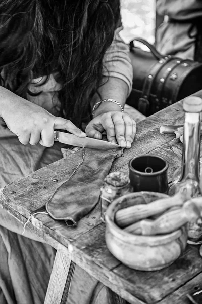 Žena Pracovní Kůže Detail Rukou Pracuje Kůží Stará Řemeslná Práce — Stock fotografie