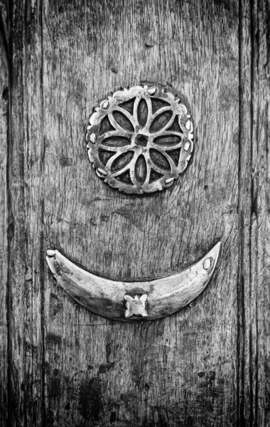 Oud Metalen Kijkgat Detail Van Een Oude Houten Deur Met — Stockfoto