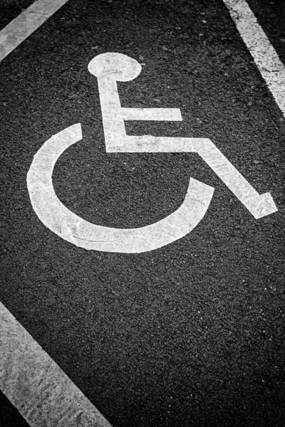 Handicapped Segno Asfalto Dettaglio Segnale Diminuito Persone Parcheggiare Aiuto — Foto Stock