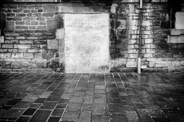 Kapısı Olan Eski Yıkılmış Bir Duvar — Stok fotoğraf