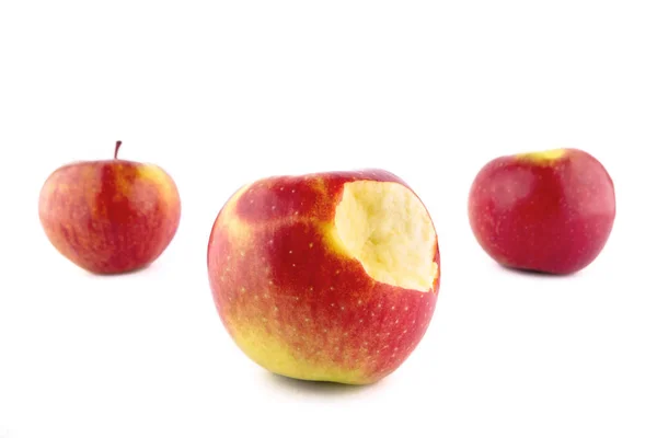 Beyaz arkaplanda üç elma