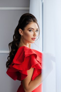 Kırmızı elbiseli şık kız portresi