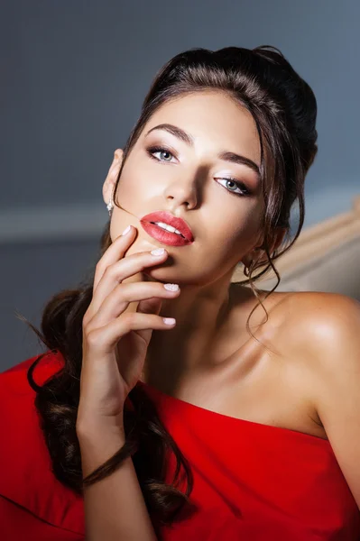 Retrato de chica de moda en un vestido rojo —  Fotos de Stock