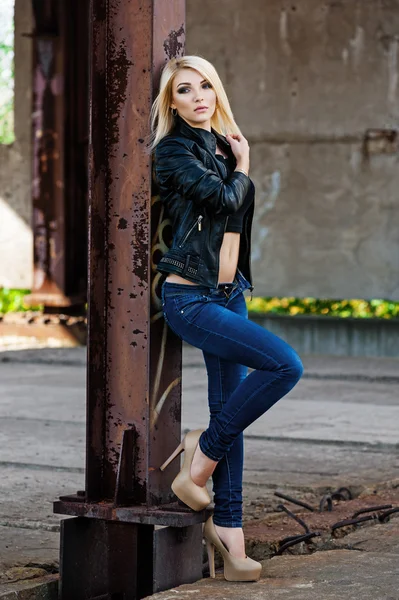 Chica de la moda posando en el edificio sin terminar —  Fotos de Stock