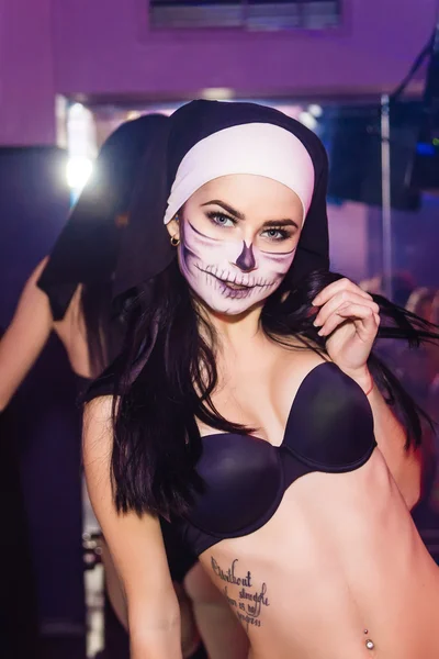 Go-Go danser in Halloween night — Stockfoto
