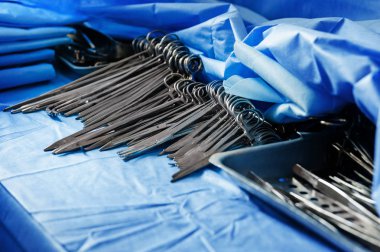 İşlem için cerrahi aletler